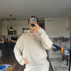 cream cherokee crewneck sweater size large